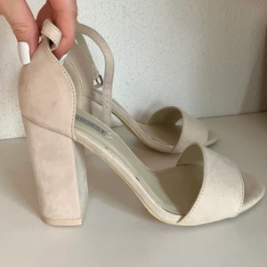 Klackskor 38 - Beige klackskor från Nelly, aldrig använda! Kan sälja billigare vid snabbt köp