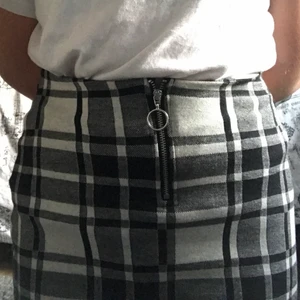 Randig kjol  - Nu säljer jag även min randiga kjol, inga fläckar eller hål, med fake dragkedja och stretchingt material (FÖRHANDLINGSBART PRIS)