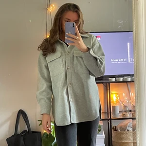 Skjortjacka - Säljer nu denna superfina skjortjacka som är perfekt till hösten! Den är köpt på H&M och aldrig använd, endast testad. ⚡️ Den kommer helt enkelt inte till användning hos mig!💜 det är bara att skriva för fler bilder!💘