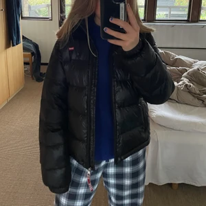 Levi’s puffer jacket - En varm och härlig puffer jacket från Levi’s som är perfekt nu till kalla höst- och vinterdagar! I väldigt fint skick, men säljer den då den inte kommer till användning längre. Kontakta mig mer än gärna om ni har några funderingar! kom med prisförslag<3 nypris: 1299kr