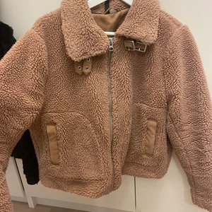 Teddy jacka  - Teddy jacka i brunt. 