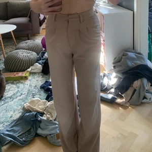 Kostymbyxor  - Säljer mina kostymbyxor! Andvända få tal gånger och är som ny skick ! Sitter bra på mig som är 1,68❤️ köparen står för frakt 