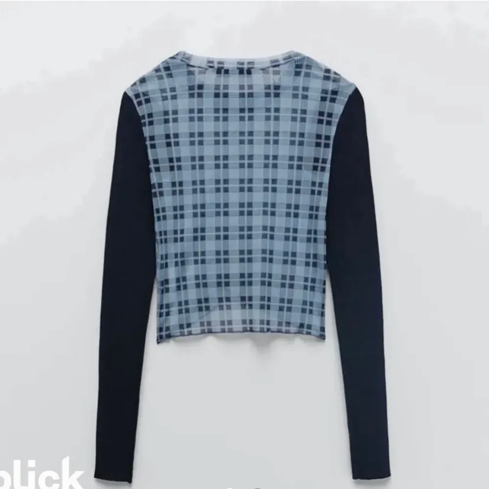 Säljer denna slutsålda tröja från zara! Kan mötas i Stockholm annars står köparen för frakten!💜💙. Tröjor & Koftor.