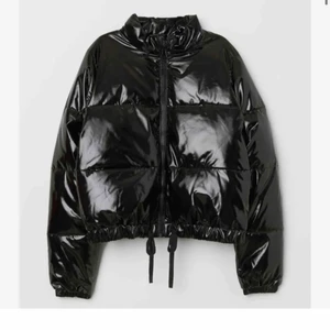 Vinyl Jacka  - Skitsnygg jacka från Hm! Materialet är typ patent/vinyl. Har använt den i ca 1 år så den ser inte helt nt ut därav priset (kan även diskuteras)! Köpte den för 500! Köpare står för frakt! 