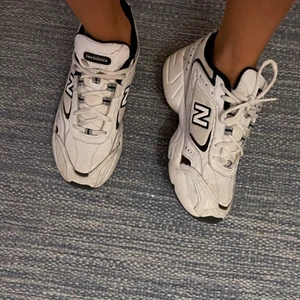 Helt slutsålda New balance skor vintage  - Hej! Jag säljer ett par slutsålda riktigt balla och trendiga nya New Balance skor som är använda högst 4-5 gånger ❤️‍🔥❤️‍🔥❤️‍🔥 Köp nå mer från min sida å få billigare paketpris 💕