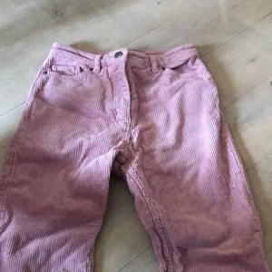 MONKI - Ett par rosa samets ribbade jeans som gått i arv från min kusin men tyvärr är det inte riktigt min stil så dem är aldrig använda av mig. Nytvättade och har inte varit nära till hands med djur. Dem har varit i min garderob      Skicka i chatten om det skulle vara någon som har någon fråga kring byxorna.
