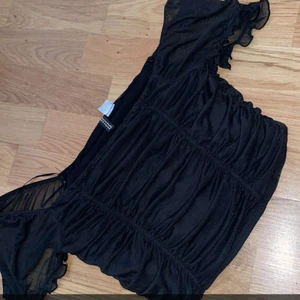 Svart Crop top  - En tröja ifrån h&m aldrig använd snyggt till fest