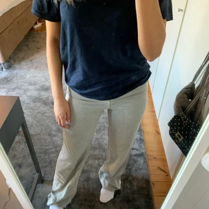 Zara jeans!✨ - säljer dessa ljusgrå zara jeans som knappt är använda!💗Storlek 38. Köparen står för frakt😊
