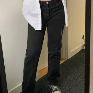 501 levis w32l32 - Jag har vanligtvis m i byxor och dessa sitter lite tight så dom är små i storleken. kan mötas i uppsala eller posta. Köparen står för frakt:-)