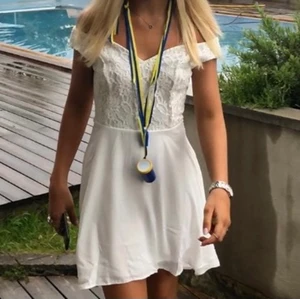 Vit klänning strl 8  - Superfin vit klänning. Använd en gång. (Motsvarar XS)