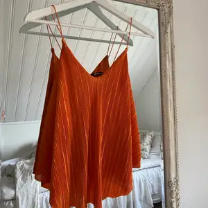 Oranget linne från Gina tricot. Använd 1 gång. Storlek S