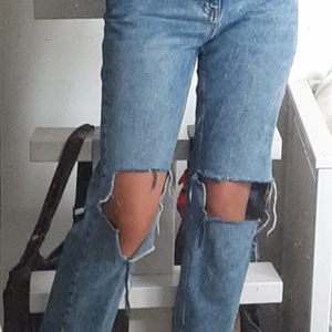Fina jeans  - Fina jeans från Lindex med hål vid knäna💕 100kr +45kr frakt