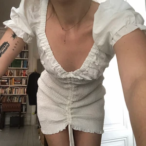 Somrig klänning - Vit klänning köpt på SHEIN till midsommar men fick aldrig chans att använda! Lite genomskinlig som syns på sista bilden ❤️ köpt för 135kr, storlek S men passar nog M också! 😎