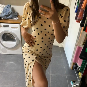 Superfin klänning - Superhärlig klänning som tyvärr inte kommer till användning! 😕  Köpare står för frakt. Lite ostretchig i axlarna/armarna! Köpare står för frakt!💕