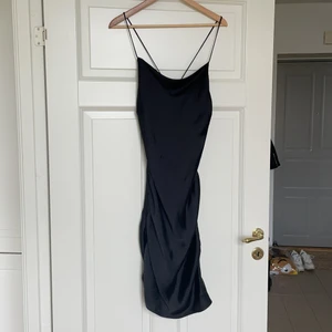 Satin dress - Siden klänning från Zara, väldigt fin i ryggen! 200kr eller högsta bud!
