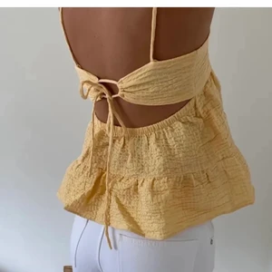 Topp - Jättesöt topp från Zara🙌🏽 Älskar hur den sitter i ryggen😍 Säljer då jag inte får någon användning av den