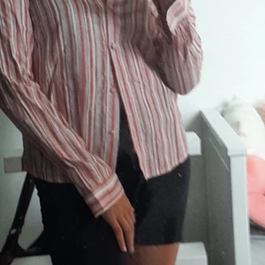 Randig skjorta  - Fin skjorta i bra skick, oanvänd, strl xs men går också på s, från Vero Moda💗 60 kr + frakt
