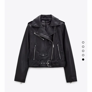 Skinnjacka  - Skinnjacka från zara i storlek S. Jättebra skick, som ny dock får man inte med ”bandet” till.💓pris går att diskuteras. Nypris är 559kr. Frakt tillkommer!