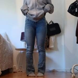 Tänkte sälja mina skitsnygga, lågmidjade Levi's jeans. Knappt använda och i jättebra skick! Väldigt fin, urtvättad blå färg med snygga sömmar på bakfickorna. Sitter väldigt fint på både låren och rumpan och känns inte alls för tajta. Jag har vanligtvis 26/XS i jeans och dem här satt perfekt. Jag är 154 cm lång, så rekommenderar dessa till kortare människor. Hoppas dem kan komma till användning!