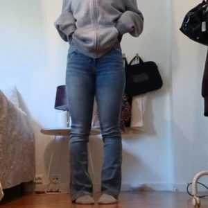 Levi's 715 Bootcut storlek 25 - Tänkte sälja mina skitsnygga, lågmidjade Levi's jeans. Knappt använda och i jättebra skick! Väldigt fin, urtvättad blå färg med snygga sömmar på bakfickorna. Sitter väldigt fint på både låren och rumpan och känns inte alls för tajta. Jag har vanligtvis 26/XS i jeans och dem här satt perfekt. Jag är 154 cm lång, så rekommenderar dessa till kortare människor. Hoppas dem kan komma till användning!