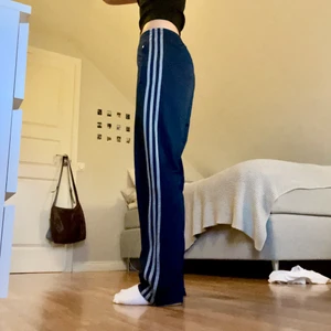 Adidas byxor - Köpta 2hand!! Ascoolaaaa💕💕💕💕 säljer då de inte kommer till användning. De är askönaaa