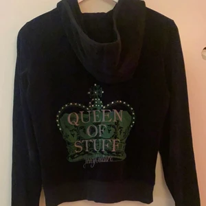 juicy couture huddie - svart helt ny juicy huddie med tryck på baksidan, jätte skön o bekväm , jag är mellan s och M i storlek och den passar mig perfekt så xl skulle jag inte hålla med om, kom privat för fler bilder eller frågor💓