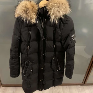 RockandBlue arctica svart Nyskick!  - Använd knappt en månad , stl 40 slim fit passar en S/M. gått ner till Xs/S därför säljer jag den, nypris 5639