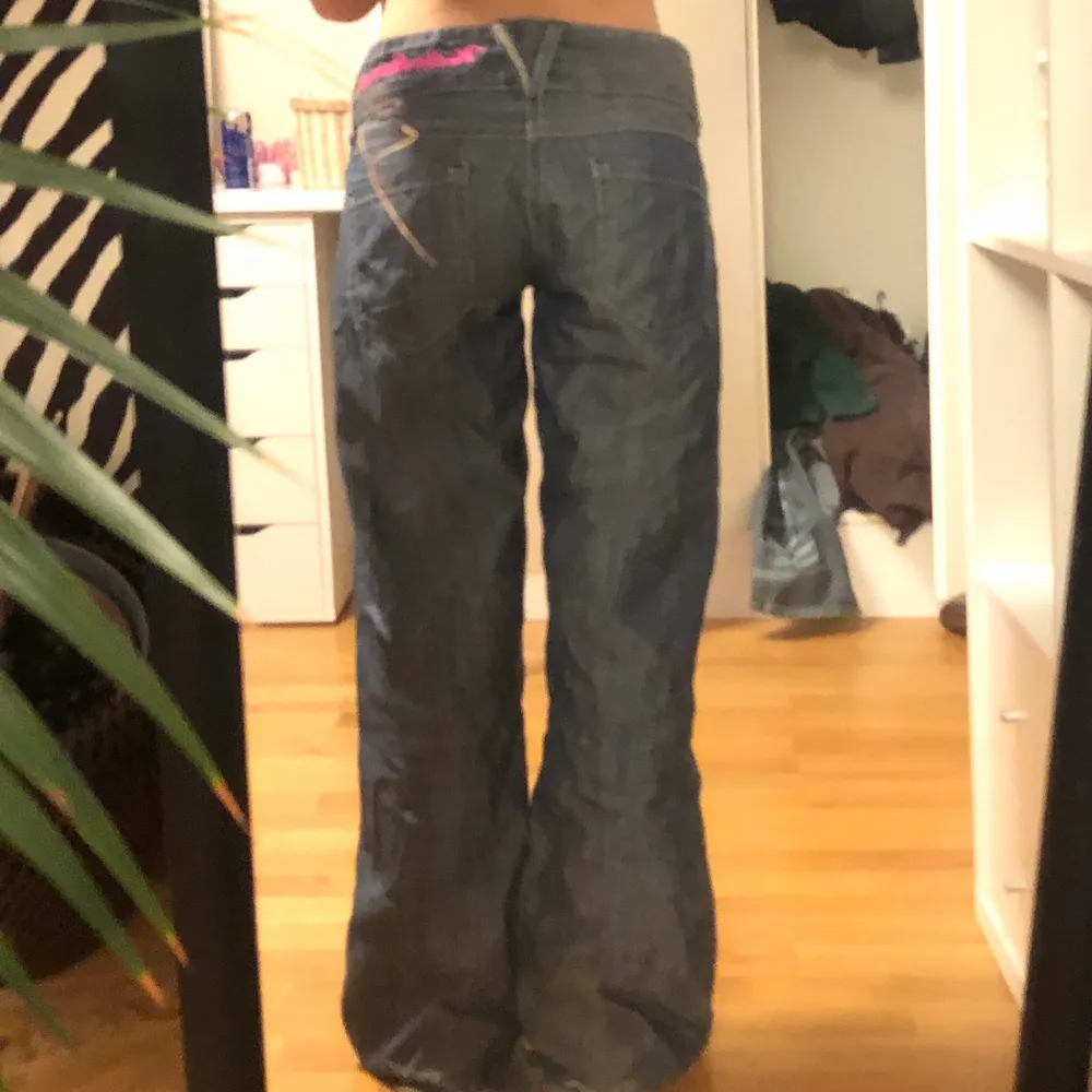 Säljer dom här coola jeansen som är flare lågmidjade! Har ett fint rosa tryck där bak. Passar flera storlekar beroende på hur man vill att de ska sitta. Jeans & Byxor.