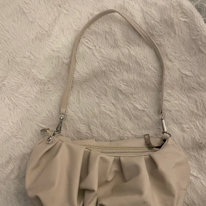 Beige handväska  - En fin väska i bra skick, använd fåtal gånger.
