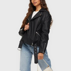 Skinnjacka storlek 34 - Säljer min skinnjacka från Nelly, märke missguided. Den är  oversized, skit snygg men är tyvärr dålig på att använda den.. köpare står för frakt ✨