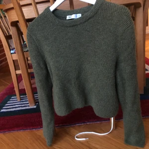 Zara Stickad Tröja - Härligt grön stickad tröja från Zara. Supermysig till hösten! Nyskick! Strl L men passar mig perfekt som valingtvis har s, då den är lite kroppad.