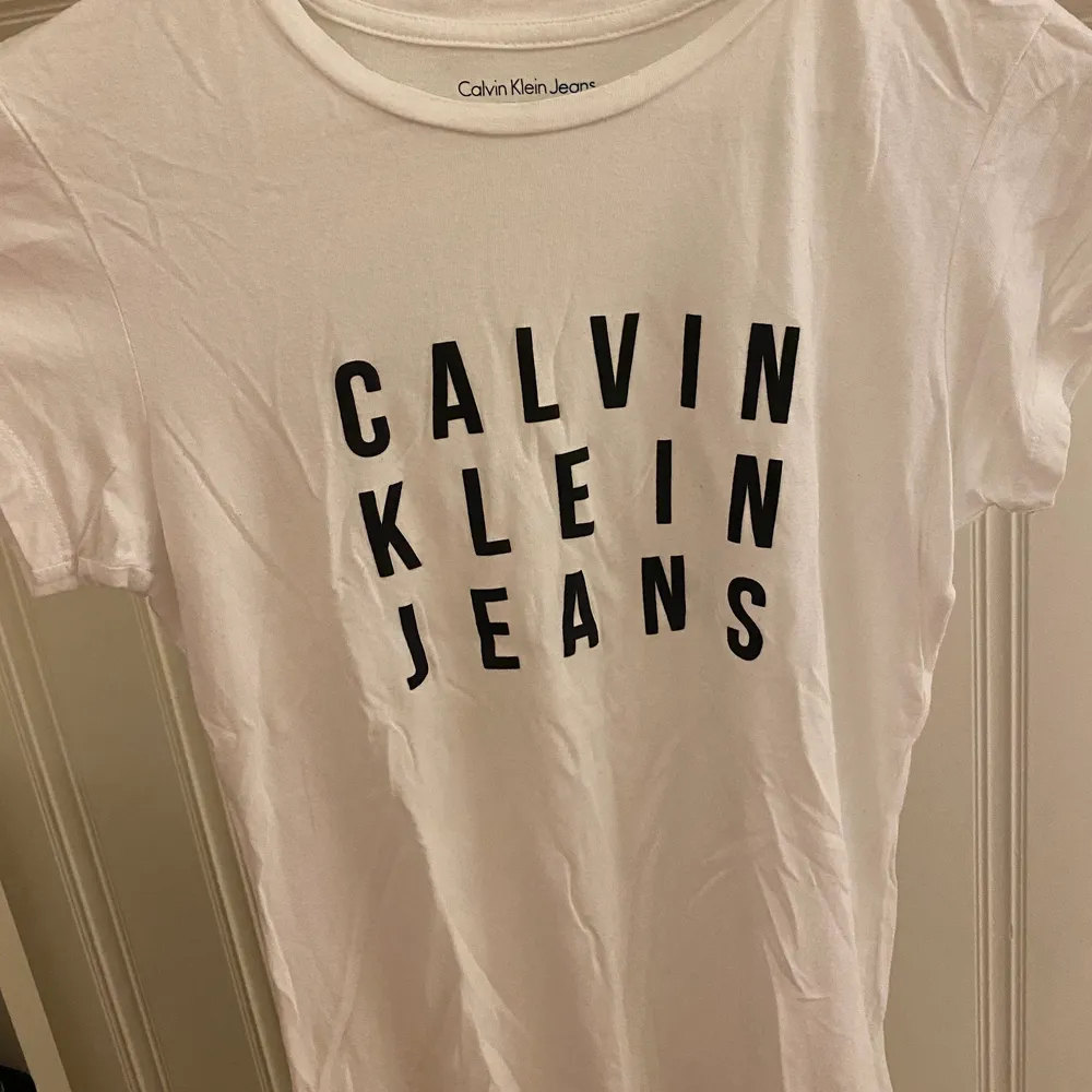 Vit calvin Klein T-shirt! Storlek XS, men ganska lång så passar även S! . T-shirts.