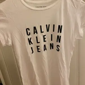 Vit calvin Klein T-shirt! Storlek XS, men ganska lång så passar även S! 