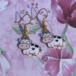 Ko örhängen 🐮  - Alltså woow! Jag ÄLSKAR dom hära, dom är så sjukt gulliga! Finns bara ett par kvar i lager så skynda er att köpa! Handgjorda! 