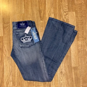 Victoria Beckham Rock & Republic jeans - Helt nya så snygga y2k jeans från Victoria Beckhams kollektion med rock & republic! Lapp kvar och aldrig använda, endast provade. storlek w28 men små i storlek så passar en XS eller S! 37cm midjemått mätta rakt över. Låg midja och utsvängda ben. OBS! Sista bilden är lånad då dom är för små över mina höfter men skickar gärna fler bilder om du vill se någon specifik detalj eller så! Köp direkt för 550 eller buda