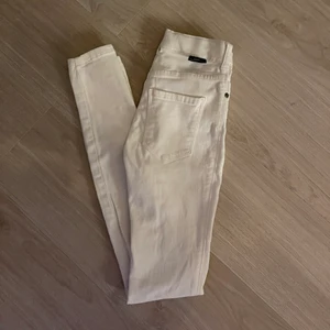 Vita Dr Denim Lexy jeans - Dr denim jeans i modell Lexy. Använda en gång, säljer då de inte kommer till användning. Storlek XS. Spårbar frakt på 66kr tillkommer ❤️