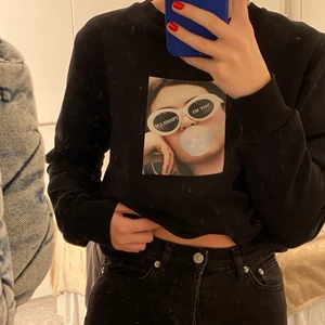 Tröja NA-KD - Svart tröja med tryck från NA-KD. Storlek S. Endast använd en gång så i superfint skick (kan se smutsig ut på bilden men det är bara spegeln🙃)