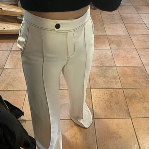 Kostymbyxor från mango  - Beiga kostymbyxor med svarta sömar från mango. Som ni ser är dom väldigt långa i benen och ligger snyggt över skor! Frakt tillkommer 