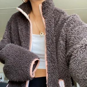 Brun fleece  - Säljer min älskade bruna teddy fleece 🥰🥰🥰❤️ den är från Monki och kan användas som jacka, kofta eller som en mysig tröja! Säljer den för den inte längre kommer till någon användning💙
