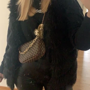 Svart pälsväst  - Pälsväst stl S/M    Använd ett fåtal gånger och är i bra skick 