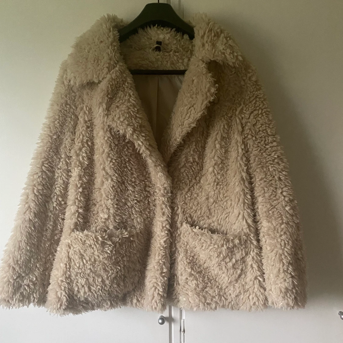 Fluffig beige jacka - 91
