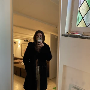 Fluffig kappa - En fin och nästan helt oanvänd päls kapa som är köpt i Danmark! Är otroligt bekväm och inte alls tung som många andra jackor kan vara och är dessutom VARM!