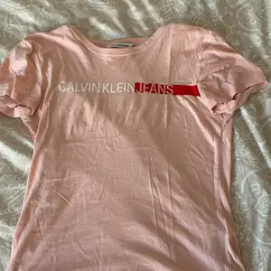 En rosa Calvin Klein tröja använd några gånger men inte många. Inga synliga tecken på användning. Skriv för mer info!