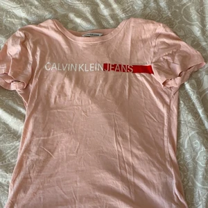 Calvin Klein T-shirt  - En rosa Calvin Klein tröja använd några gånger men inte många. Inga synliga tecken på användning. Skriv för mer info!