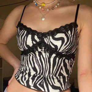 linne - Jättegulligt linne köpt på shein. Storlek XS men passar även S. Reglerbara axelband!! Frakten ligger på 11kr❤️