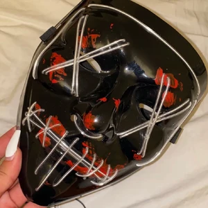 Blå purge mask  - Blå purge mask som lyser i mörkret, kan endast sänka till 200kr vid snabbt köp