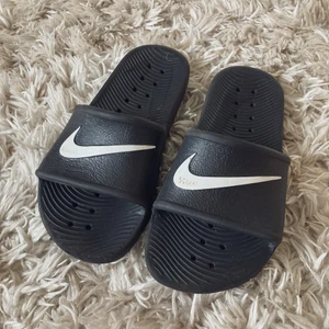 Badtoffla Nike stl 37 - Svart badtoffla o stl 36, namnad (se bild) okej skick.