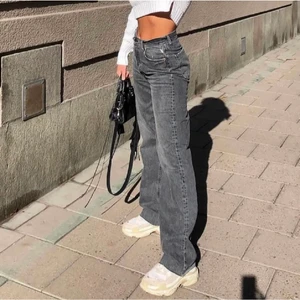 Grå Zara Jeans - Säljer dessa supertrendiga zara jeansen då de inte passar mig. Köpte de här på plick men råkade köpa fel storlek💞 Byxorna är i superbra skick och är inte avklippta vad jag kan se! Lagt bud är lagt bud och då måste man kunna betala det man budat också🥰 (LÅNADE BILDER)