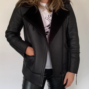 Jacka från Gina Tricot storlek S - Fin och varm höstjacka från Gina Tricot i storlek S. Köpt för något år sedan och har använts varsamt. Som ny. Säljs då den har blivit aningen för liten. Kan mötas upp i närheten av Halmstad annars står köparen för frakten.