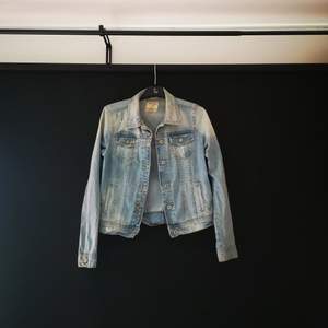 Light wash cropped - cut it out denim jacket. Well preserved. 